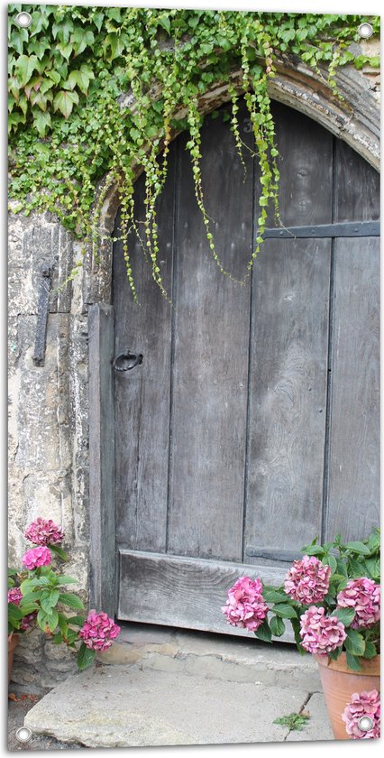 Tuinposter – Houten Deur van Oud Stenen Huisje met Roze Bloemen in Bloempotjes - 50x100 cm Foto op Tuinposter (wanddecoratie voor buiten en binnen)