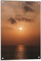 WallClassics - Tuinposter – Zon boven de Zee met oranje Lucht - 60x80 cm Foto op Tuinposter (wanddecoratie voor buiten en binnen)