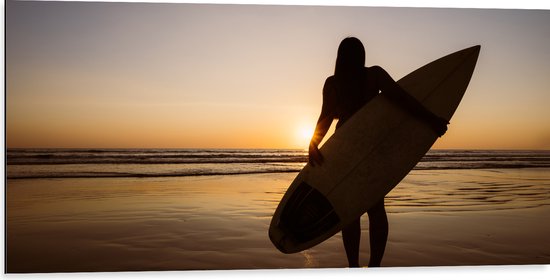 Dibond - Achteraanzicht van Surfer lopend over het Strand - 100x50 cm Foto op Aluminium (Met Ophangsysteem)