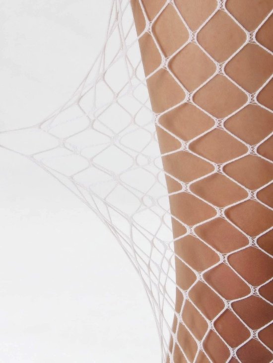 Detail van een witte visnetpanty met ruitpatroon.