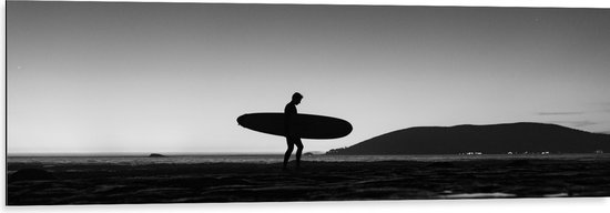 Dibond - Surfer op het Strand - Zwart/Wit - 120x40 cm Foto op Aluminium (Met Ophangsysteem)