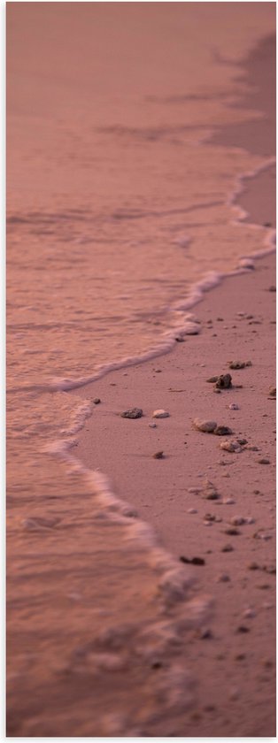 Poster Glanzend – Strand met Steentjes bij het Zee Water - 30x90 cm Foto op Posterpapier met Glanzende Afwerking