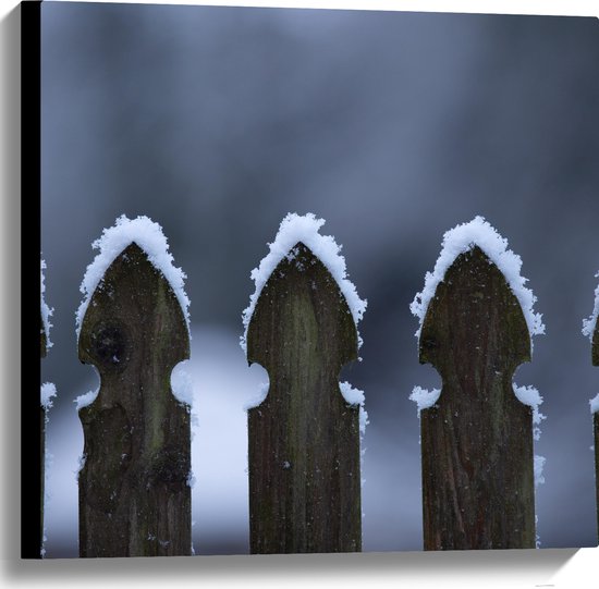 Canvas - Houten Hek met Sneeuw - 60x60 cm Foto op Canvas Schilderij (Wanddecoratie op Canvas)