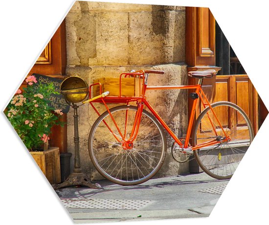 WallClassics - PVC Schuimplaat Hexagon - Oranje Fiets voor Café - 70x60.9 cm Foto op Hexagon (Met Ophangsysteem)