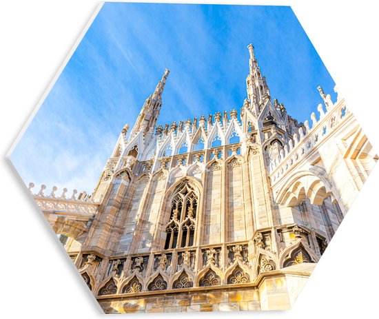 PVC Schuimplaat Hexagon - Onderaanzicht van Kathedraal van Milana onder Sluierbewolking, Italië - 30x26.1 cm Foto op Hexagon (Met Ophangsysteem)