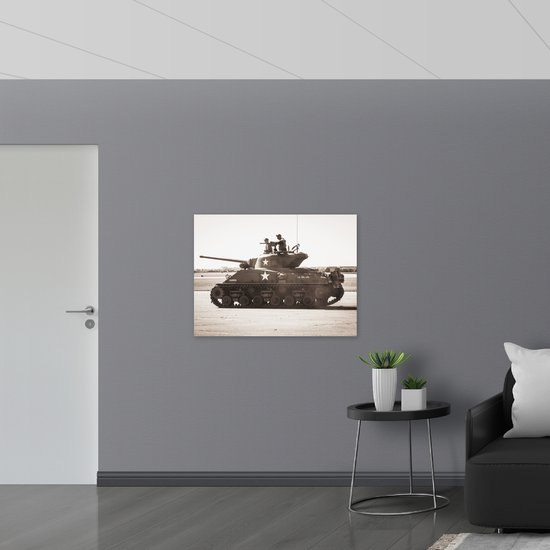 WallClassics - Poster Glanzend – Tank uit het Leger in het Zwart Wit - 100x75 cm Foto op Posterpapier met Glanzende Afwerking