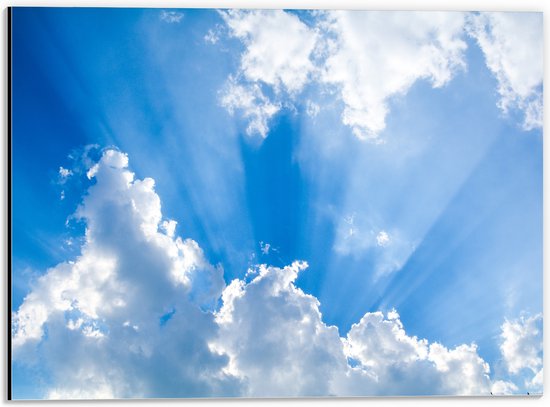 Dibond - Zonnestralen Vanuti Zomerse Wolken - 40x30 cm Foto op Aluminium (Met Ophangsysteem)