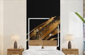 Behang - Fotobehang Gouden verfstrepen met een zwarte achtergrond - Breedte 120 cm x hoogte 240 cm