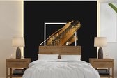 Behang - Fotobehang Gouden verfstrepen met een zwarte achtergrond - Breedte 300 cm x hoogte 300 cm