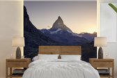 Behang - Fotobehang De Matterhorn en de Riffelsee bij zonsopkomst in Zwitserland - Breedte 280 cm x hoogte 280 cm