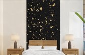 Behang - Fotobehang Gouden vlokken op een zwarte achtergrond - Breedte 120 cm x hoogte 240 cm