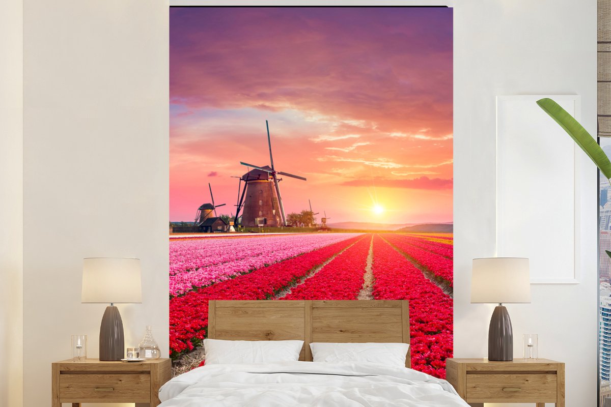 Behang - Fotobehang Bloemen - Windmolen - Tulpen - Zonsondergang - Roze - Breedte 155 cm x hoogte 240 cm