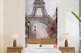Behang - Fotobehang Schilderij - Parijs - Eiffeltoren - Paraplu - Olieverf - Breedte 120 cm x hoogte 240 cm