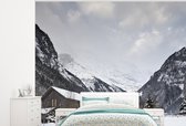 Behang - Fotobehang Houten chalet bij de Schilthorn in Zwitserland - Breedte 300 cm x hoogte 240 cm
