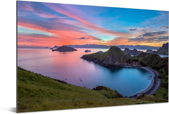 Wanddecoratie Metaal - Aluminium Schilderij Industrieel - Baai in het nationaal park Komodo in Indonesië - 60x40 cm - Dibond - Foto op aluminium - Industriële muurdecoratie - Voor de woonkamer/slaapkamer