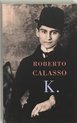 Boek 'K.' van Roberto Calasso met een zwart-witfoto van een jonge man in pak met hoed.