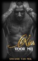 Book cover: Man met tatoeages en een horloge, met de tekst 'Kies voor mij' en 'Stefanie Van Mol'.