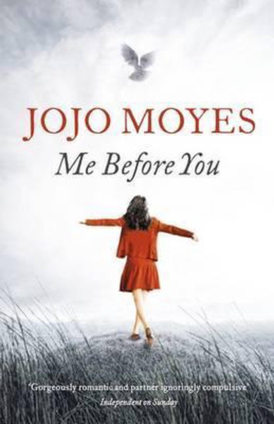 Boekcover met de titel 'Me Before You' van Jojo Moyes. Een vrouw in een rode jurk staat met gespreide armen op een grasveld, onder een vogel.