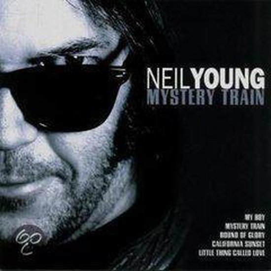 Albumhoes van Neil Young met "Mystery Train" in grote letters. Zwart-wit foto van Neil Young met zonnebril.