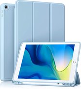 Trifold Phreeze Tablethoes - Geschikt voor iPad 7/8/9 (2019/2020/2021) Hoes - Met Ingebouwde Standaard en Pen Houder - Licht Blauw