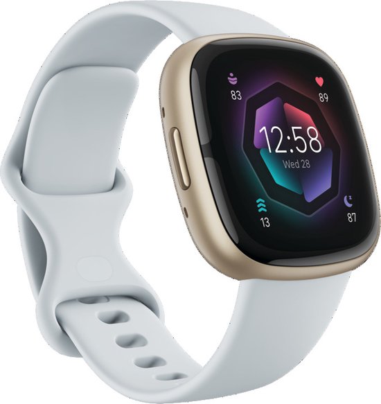 Goudkleurig Fitbit Sense 2 smartwatch met lichtblauw bandje, weergave van tijd, datum en gezondheidsstatistieken.