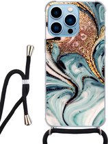 Hoesje met koord - Geschikt voor iPhone 13 Pro Max - Marmer blauw swirl - Verstelbaar zwart koord - Transparant, Blauw, Goud - Marmer - Leuke Telefoonhoesjes