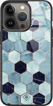Casimoda® hoesje - Geschikt voor iPhone 13 Pro - Blue Cubes - Luxe Hard Case Zwart - Backcover telefoonhoesje - Blauw