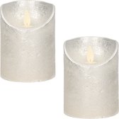 2x Zilveren LED kaarsen / stompkaarsen 10 cm - Luxe kaarsen op batterijen met bewegende vlam