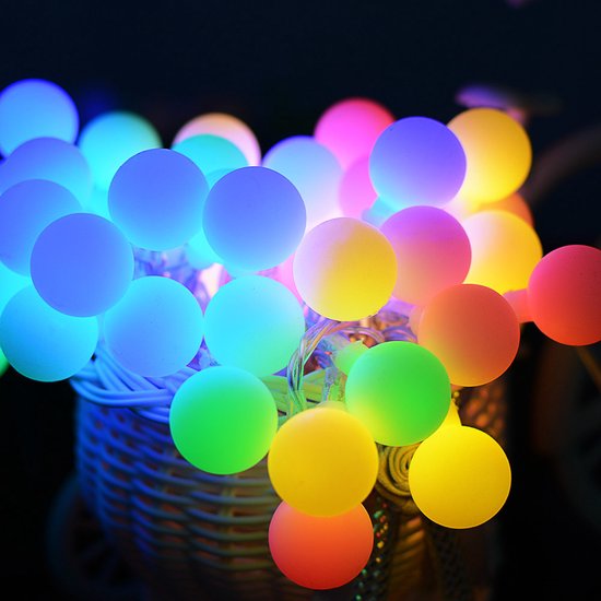 Guirlande de lumières colorées en boules dans un panier: jaune, vert, bleu, violet et rose.