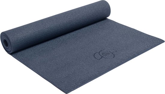 Donkerblauwe yogamat met ribbelpatroon, deels uitgerold, met lotuslogo.
