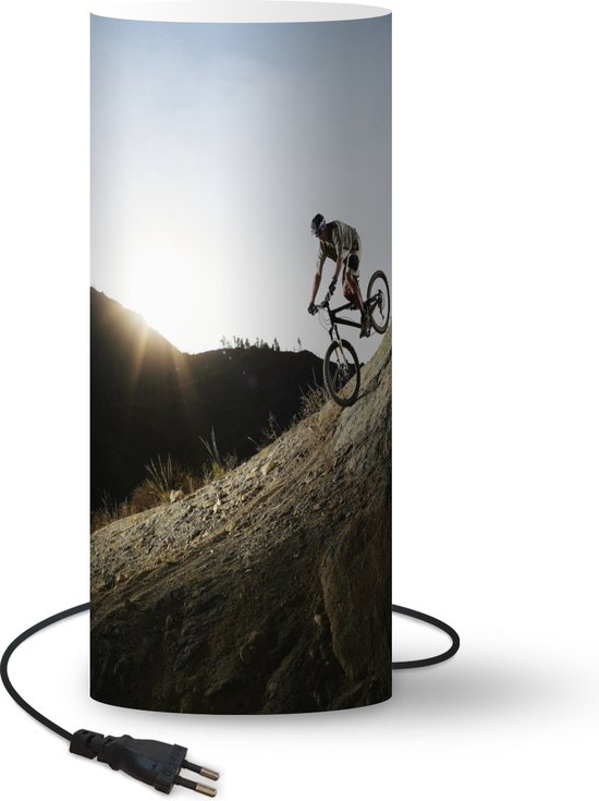 Lamp - Nachtlampje - Tafellamp slaapkamer - Persoon op een mountainbike op  een gladde... | bol.com