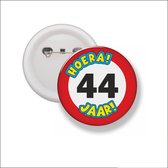 Button Met Speld 58 MM - Hoera 44 Jaar