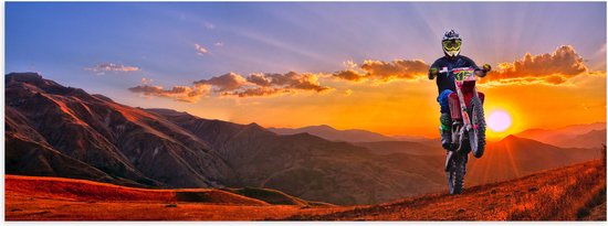 WallClassics - Poster (Mat) - Motorrijder bij Berglandschap met Zon - 120x40 cm Foto op Posterpapier met een Matte look