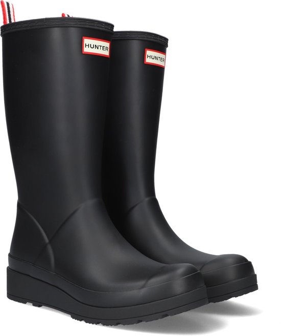 Paar zwarte Hunter regenlaarzen met rode, witte en zwarte lussen en Hunter logo.