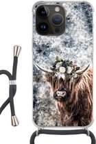 Geschikt voorApple Iphone 14 Pro - Crossbody Case - Schotse hooglander - Rook - Bloemen - Siliconen - Crossbody - Backcover met Koord - Telefoonhoesje met koord - Hoesje met touw