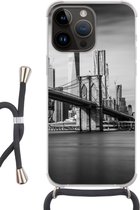 Geschikt voorApple Iphone 14 Pro - Crossbody Case - Architectuur - New York - Brooklyn Bridge - Water - Zwart wit - Siliconen - Crossbody - Backcover met Koord - Telefoonhoesje met koord - Hoesje met touw