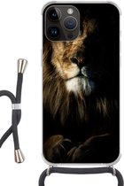 Geschikt voorApple Iphone 14 Pro Max - Crossbody Case - Leeuw - Licht - Portret - Siliconen - Crossbody - Backcover met Koord - Telefoonhoesje met koord - Hoesje met touw