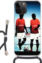 Geschikt voorApple Iphone 14 Pro Max - Crossbody Case - Een illustratie van twee voetballers in een stadion - Jongens - Meiden - Kids - Siliconen - Crossbody - Backcover met Koord - Telefoonhoesje met koord - Hoesje met touw
