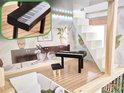 Poppenhuis woonkamer met zwart piano, krukje, vloerlamp en behang met wolf. Trap met witte treden.