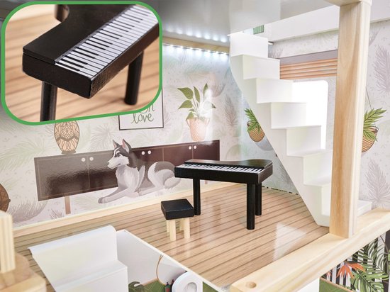 Poppenhuis woonkamer met zwart piano, krukje, vloerlamp en behang met wolf. Trap met witte treden.