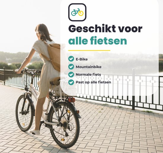 Vrouw op een fiets op een brug, met een rugzak en lichte kleding.