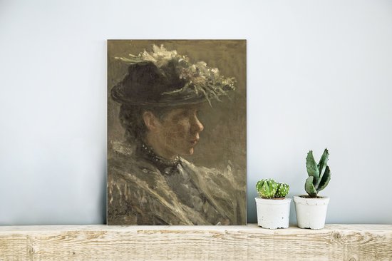 Schilderij van een vrouw in profiel met een zwarte hoed versierd met bloemen. Ze draagt een sjaal en een parelketting.