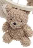 Bruine teddybeer mobiel met krullend bont en zwarte oogjes.