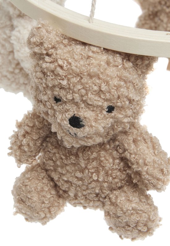 Bruine teddybeer mobiel met krullend bont en zwarte oogjes.