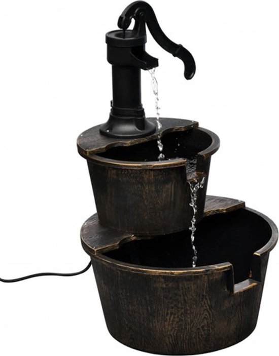 Zwart pomp fontein met twee bruine tonnen, water stroomt van boven naar beneden.