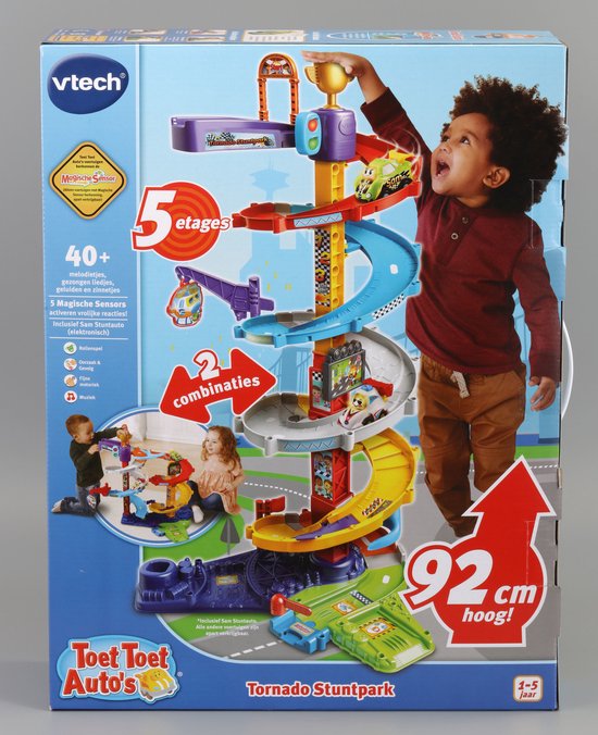 Doos van VTech Toet Toet Auto's Tornado Stuntpark met illustratie van de racebaan, auto's, jongen en tekst '92 cm hoog!'.