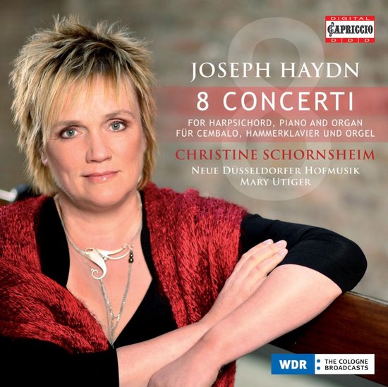 Christine Schornsheim, zittend met de handen gekruist, draagt een rode sjaal. Joseph Haydn 8 Concerti op de hoes.