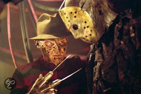 Freddy Krueger met klauwen en fedora staat tegenover Jason Voorhees met zijn iconische masker, beiden met hun wapens gereed.
