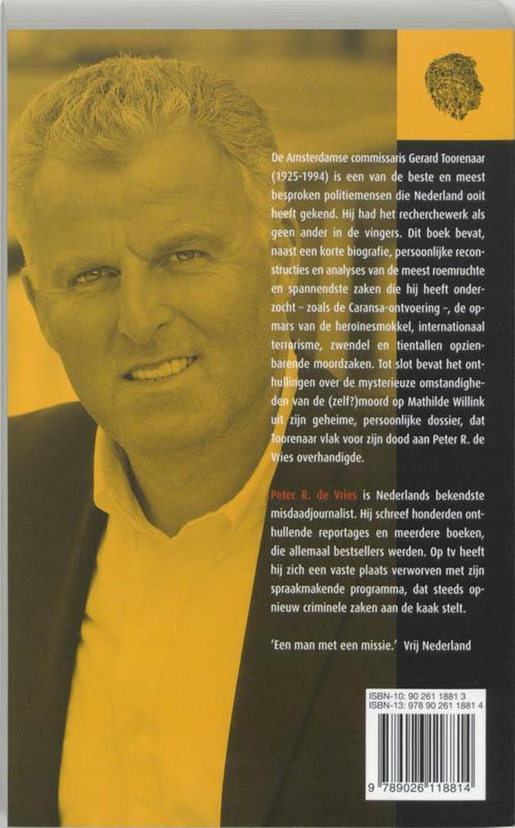 Portret van een man met blond haar, die een zwart colbert en een wit overhemd draagt. Achtergrond van fel geel en zwart.