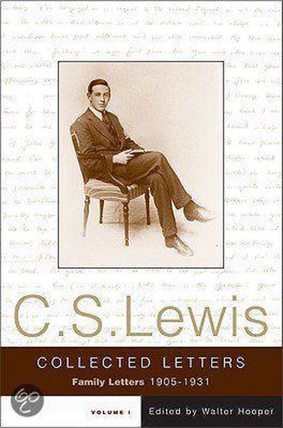 Portret van C.S. Lewis, zittend op een stoel, met een boek. Gecollecteerde brieven 1905-1931.